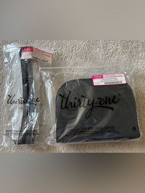 thirty-one Convertible Belt Bag with zipper pouch included
